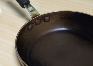 修理をする前のフライパン
